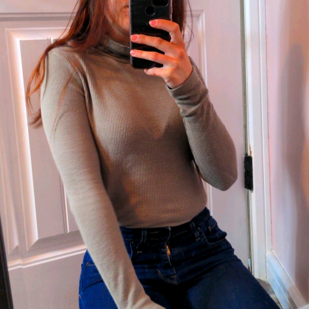 Turtle neck knit top